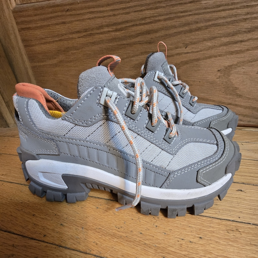 Caterpillar Women's steel toe work shoe, size 6W.